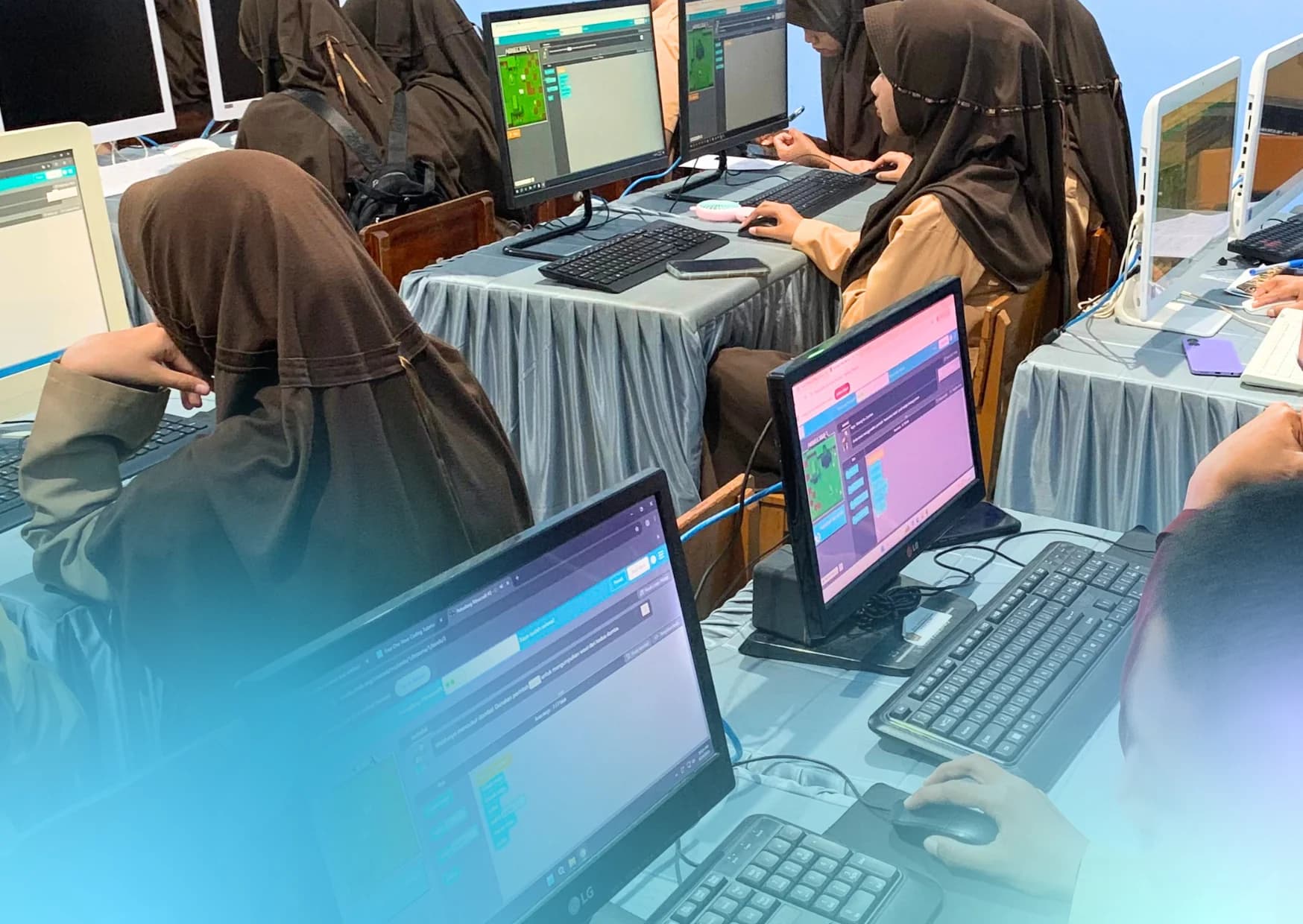 Mahasiswa meninjau tugas capstone bersama