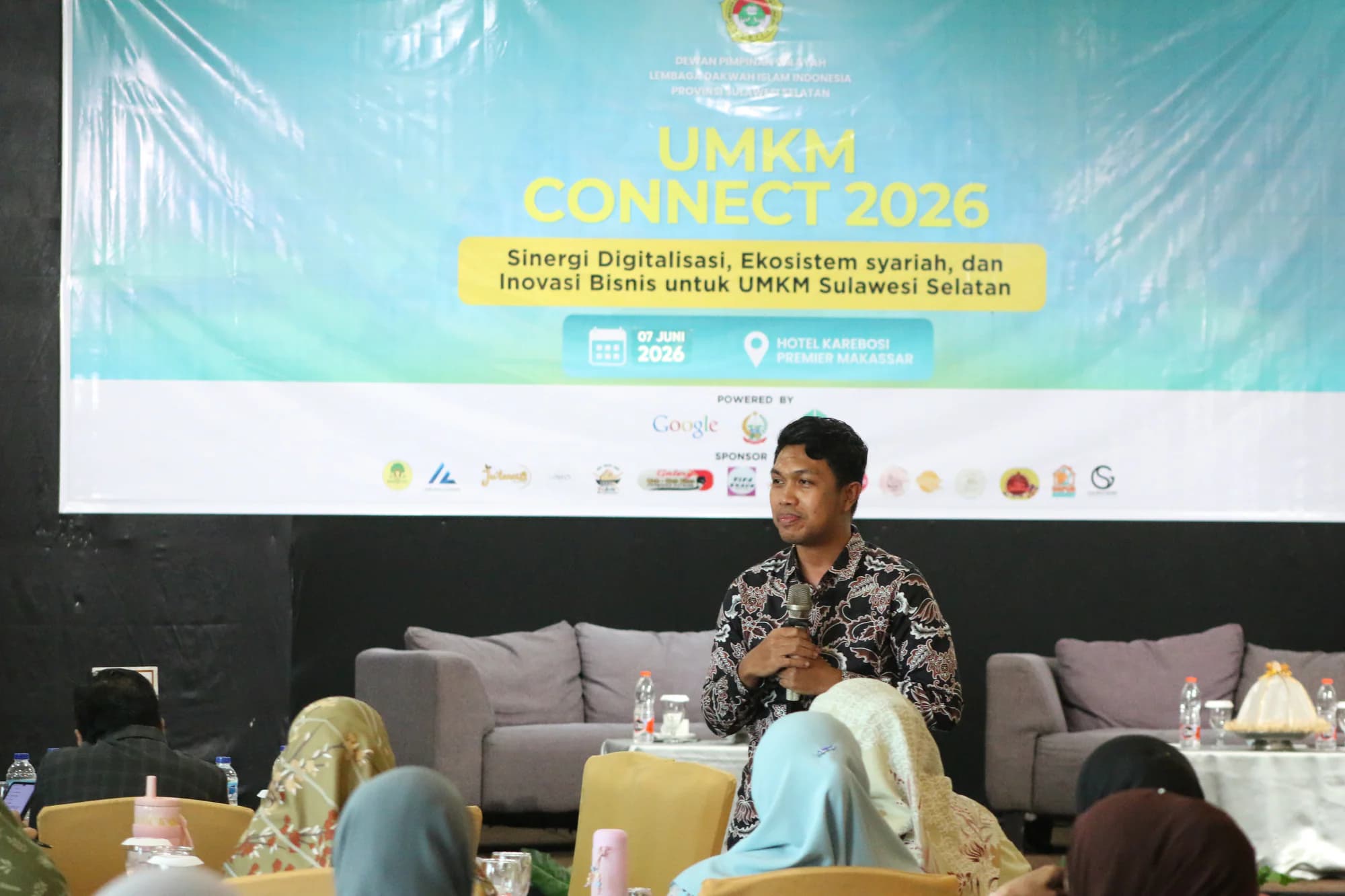Fasilitator Kaizen menyampaikan materi di depan peserta pelatihan UMKM LDII