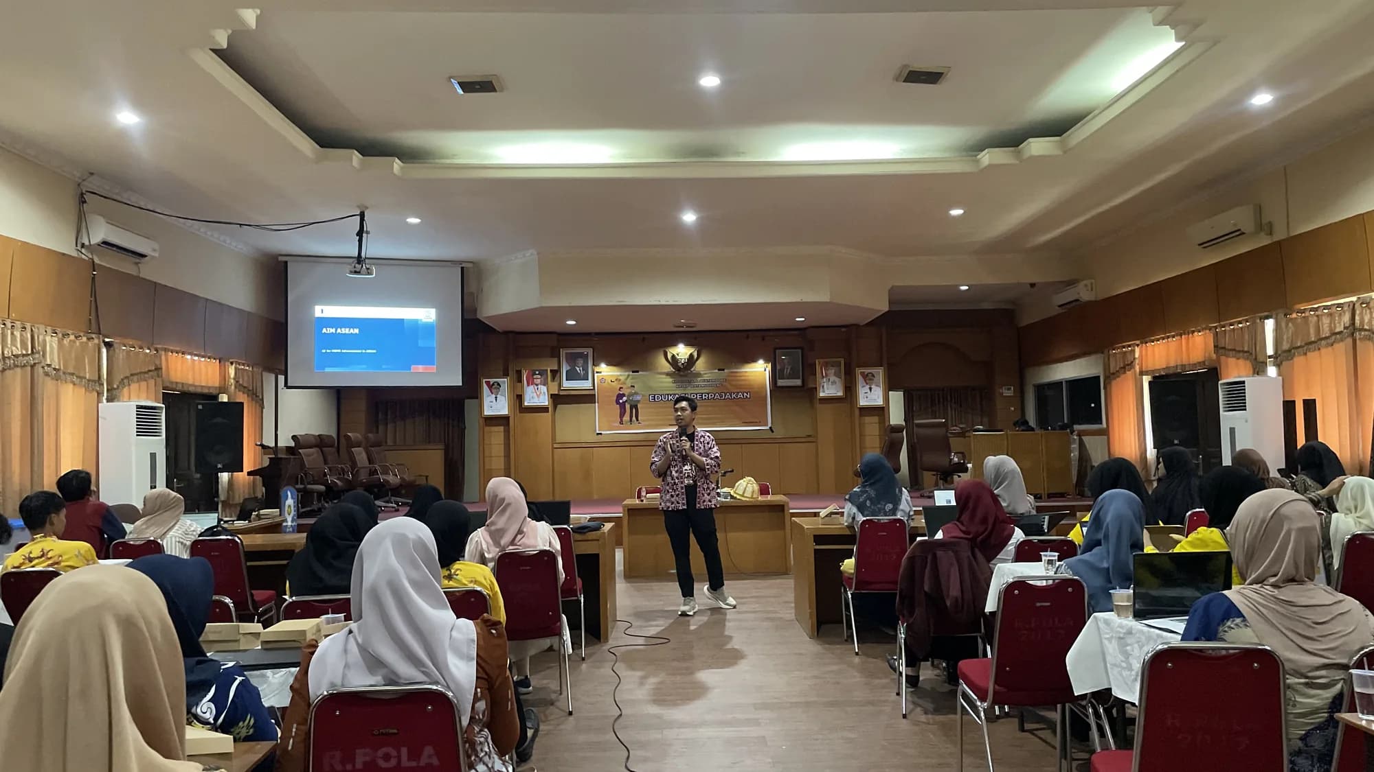 Fasilitator Kaizen berdiri di depan peserta BUMDes Kabupaten Soppeng yang mengikuti pelatihan