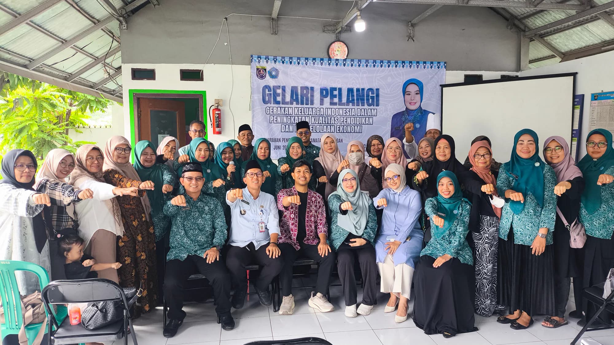 Peserta perempuan dan tim Kaizen berfoto bersama setelah sesi pelatihan UMKM dan Ibu PKK