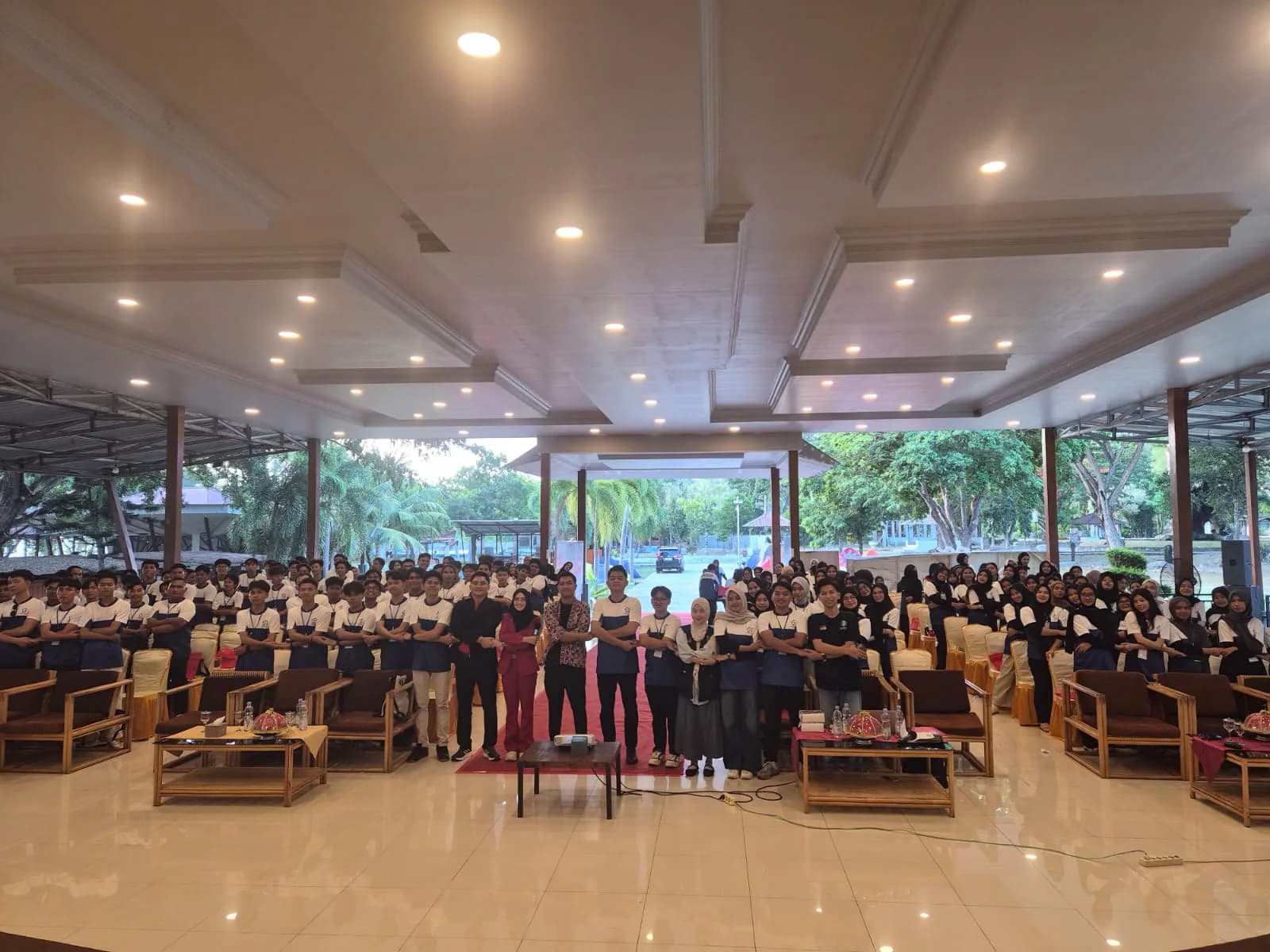 Kelompok besar mahasiswa GenBI berfoto bersama fasilitator Kaizen setelah pelatihan