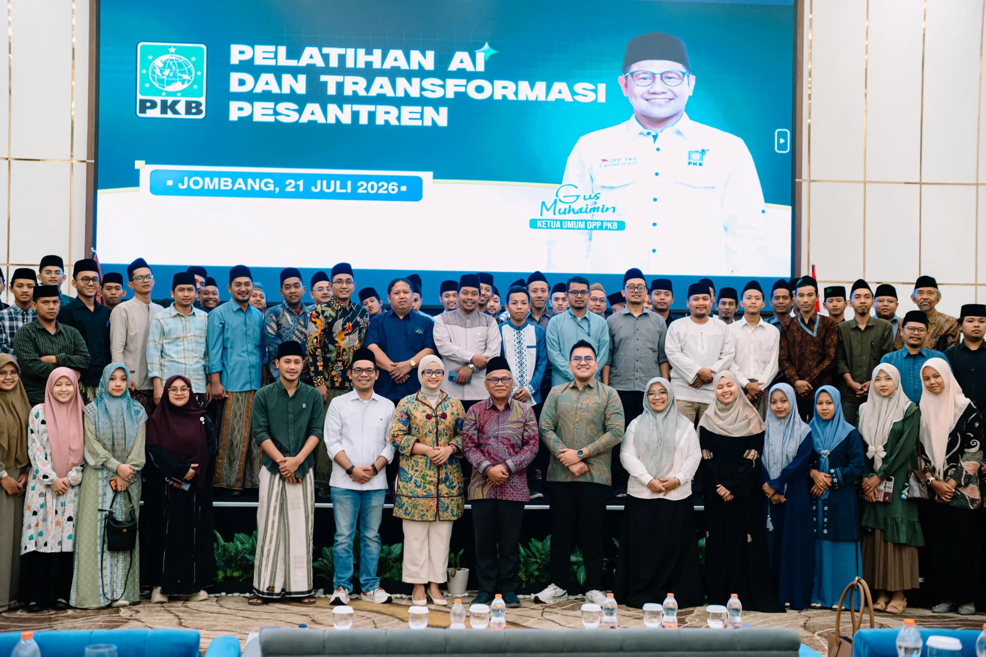 Peserta pelatihan AI dan transformasi digital di lingkungan pesantren berfoto bersama