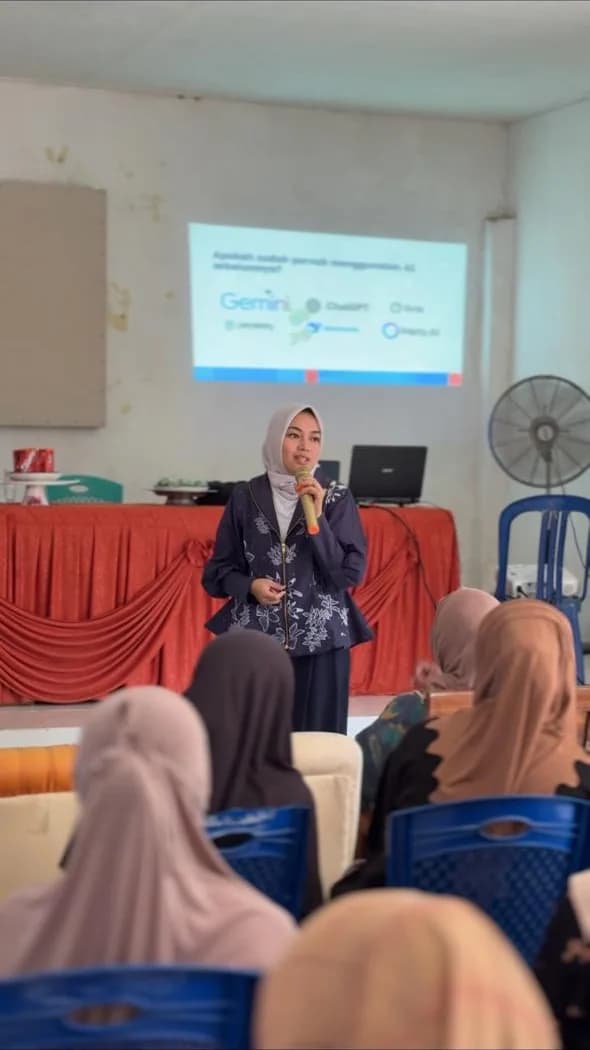 Fasilitator perempuan memandu sesi edukasi di depan peserta