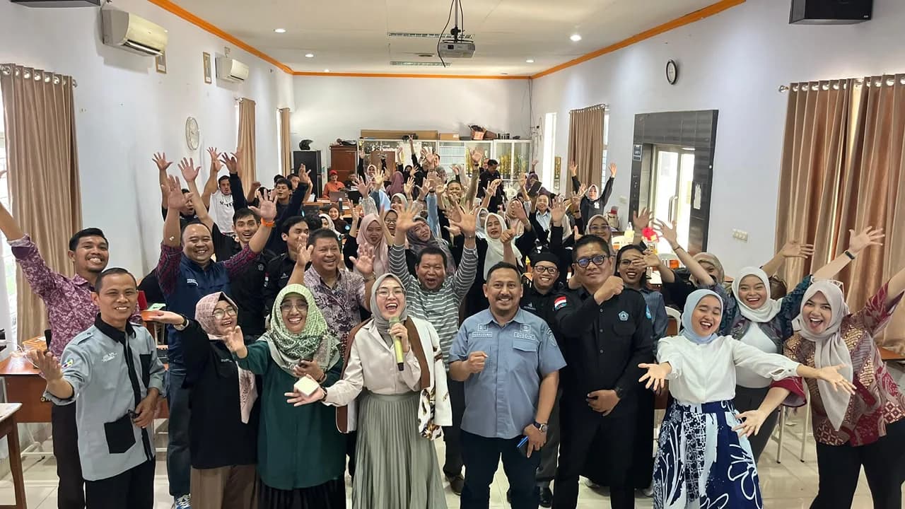 Fasilitator dan peserta pelatihan Kaizen berfoto bersama dengan penuh semangat