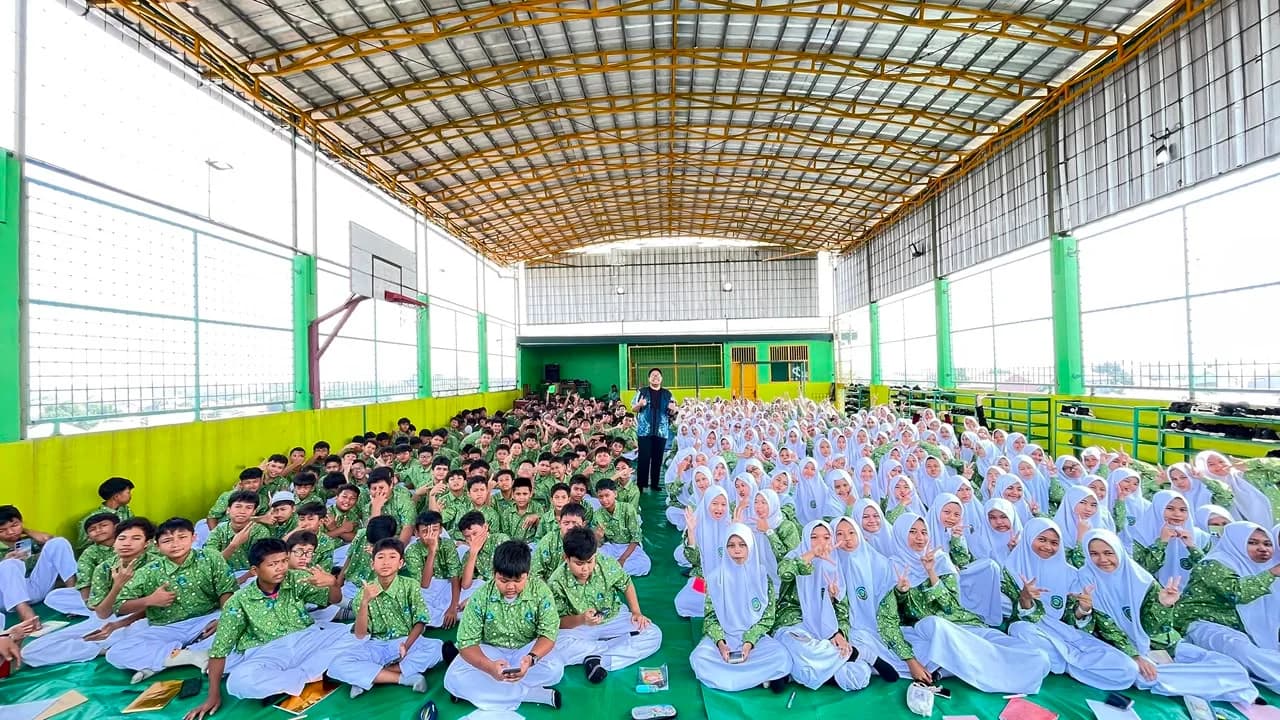 Ratusan pelajar berfoto bersama setelah mengikuti sesi edukasi