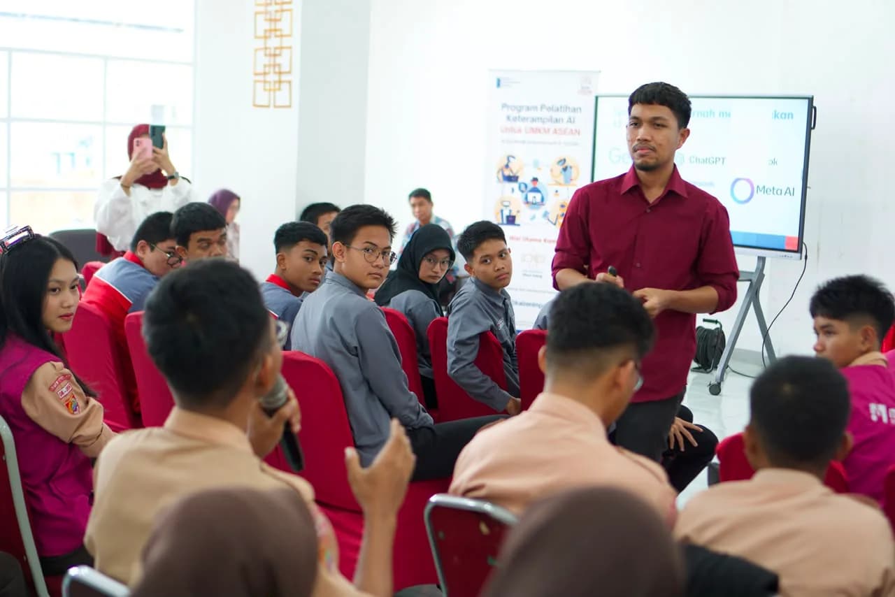 Fasilitator berdiskusi bersama pelajar dalam sesi edukasi Kaizen
