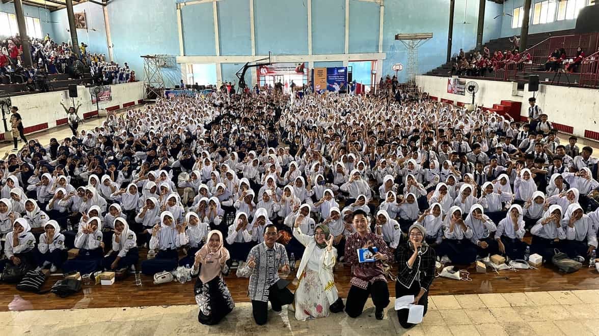 Peserta program Kaizen sedang mengikuti sesi literasi digital di kelas